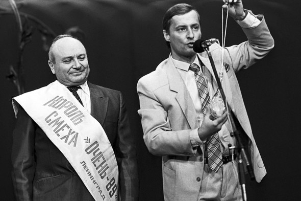 Глава оргкомитета фестиваля сатиры и юмора «Очень-89» Виктор Биллевич (справа) и Михаил Жванецкий во время награждения