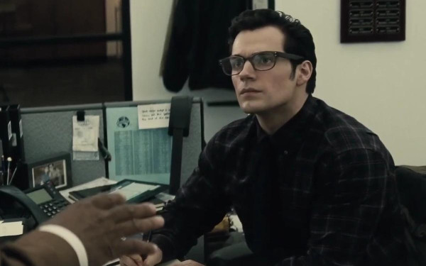 Кадр из фильма &laquo;Бетмен против Супермена&raquo;, герой которого &mdash; Супермен, обладает сверхъестественными способностями, но скрывает их от мира, притворяясь обычным журналистом Кларком Кентом.