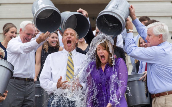 Губернатора штата Теннесси и его жену обливают холодной водой в рамках челленджа Ice Bucket Challenge
&nbsp;