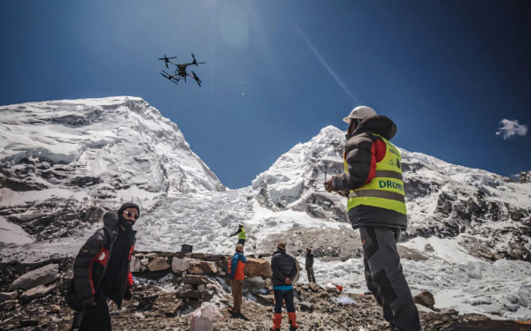 Сотрудник компания Airlift Ventures пилотирует дрон в базовом лагере Эвереста