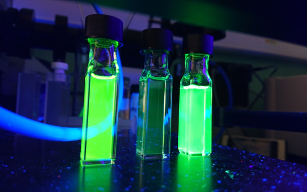 Флуоресценция зеленого TADF-эмиттера в растворе