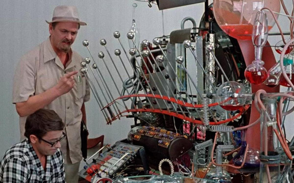 Кадр из фильма &laquo;Иван Васильевич меняет профессию&raquo;, персонаж которого изобрел машину времени