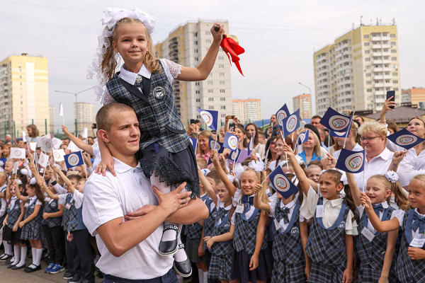 Флаг, извержение вулкана и школьники в ДНР: как прошло 1 сентября