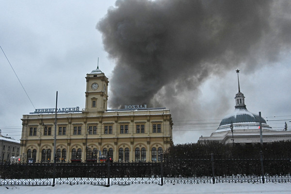 Пожар рядом с тремя вокзалами в Москве. Фоторепортаж