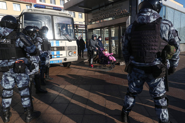 Как прошел день суда над Навальным. Фоторепортаж