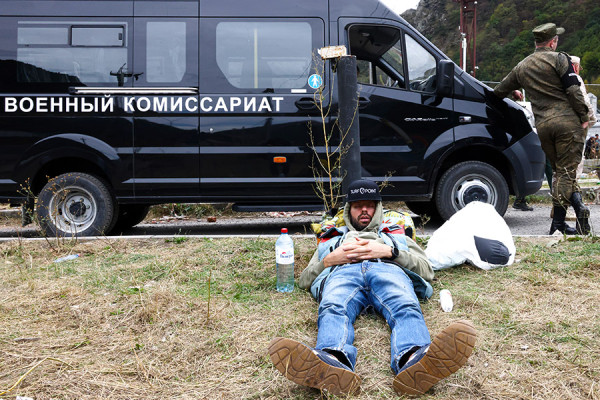 Как россияне переходят границу на КПП Верхний Ларс. Фоторепортаж