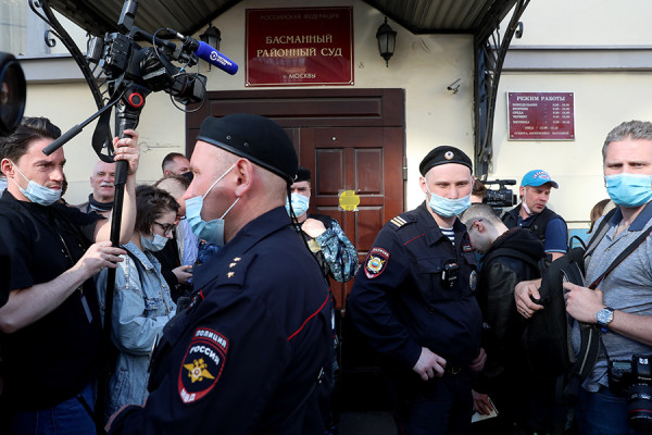 Пикеты у Басманного суда в связи с делом DOXA. Фоторепортаж