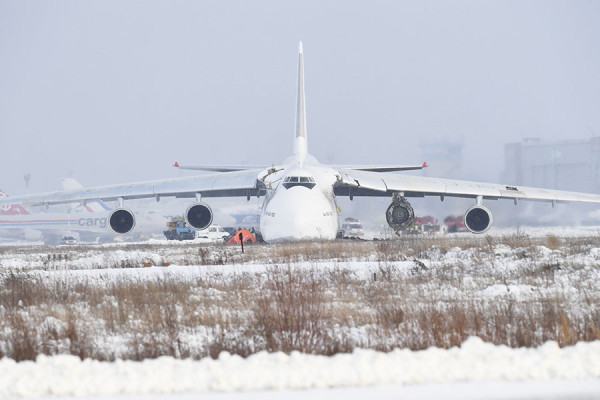 Ан-124 выкатился за пределы полосы в Новосибирске. Фоторепортаж