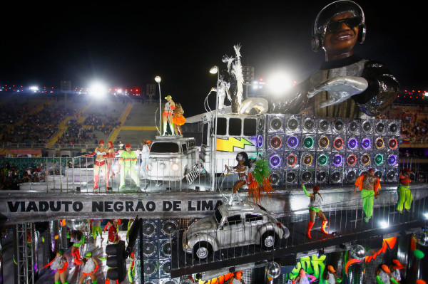 Как прошел первый с начала пандемии карнавал в Рио. Фоторепортаж
