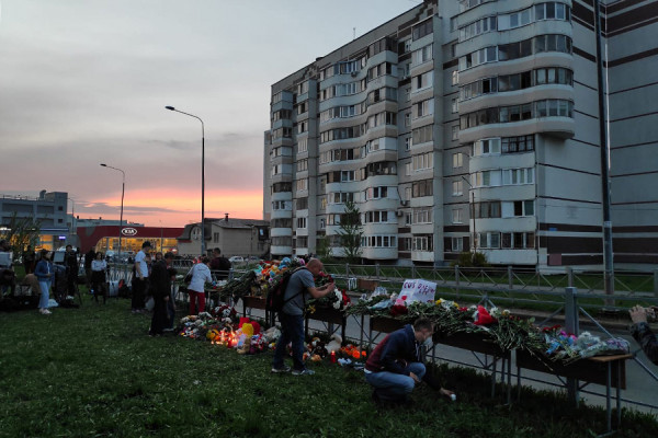 Мемориал в память о жертвах атаки в казанской школе. Фоторепортаж