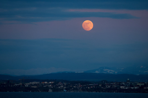 «Розовая Луна». Как выглядело апрельское полнолуние