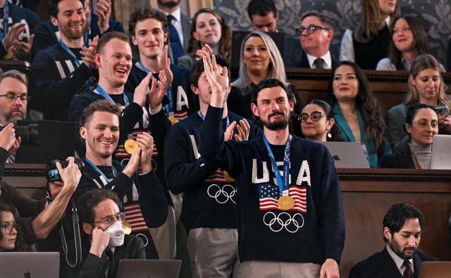 Коннор Хеллебайк (в центре)