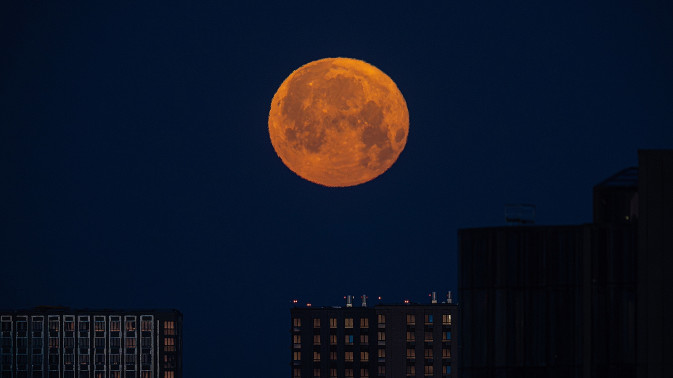 «Оленья Луна» озарила небо над Москвой в ночь на 11 июля. Фотогалерея