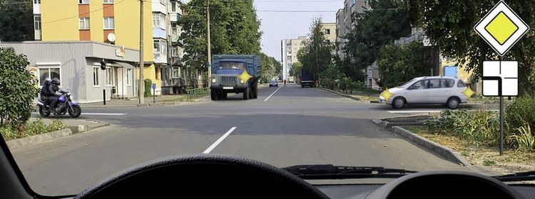 Билет № 7. Вопрос № 15. Вы намерены продолжить движение прямо. Кому Вы обязаны уступить дорогу?