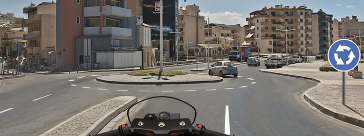 Билет № 32. Вопрос № 7. Обязаны ли Вы включить указатели правого поворота перед въездом на этот перекресток?