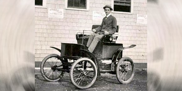 28 января 1896 года Уолтер Арнольд, бизнесмен и один из первых в мире автомобильных продавцов, вел свой новенький Benz через городок Паддок Вуд в графстве Кент. Разогнался он аж до 12 км/ч, после чего впервые в истории произошло именно это.