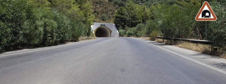 Билет № 39. Вопрос № 2. Этот знак предупреждает о приближении к тоннелю, в котором: