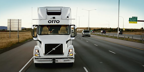 18-колесный беспилотный грузовик Otto запомнился не техническими характеристиками, а грузом, который он перевозил во время тестов. Догадаетесь, что находилось в фуре?