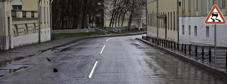 Билет № 34. Вопрос № 2. На каком расстоянии до скользкого участка дороги устанавливается данный знак в населенном пункте?