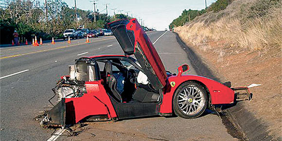 21 февраля 2006 года дорогущий суперкар Ferrari Enzo вылетел с калифорнийского шоссе на скорости за 260 км/ч и врезался в столб с такой силой, что его разорвало пополам. Каким-то чудом никто серьезно не пострадал, зато полиция, прибывшая на место аварии, обнаружила именно это.