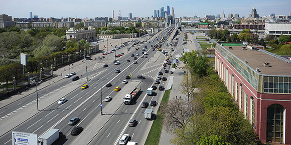 И еще немного о столичных делах. В Москве дорожники смогли удивить автомобилистов и пассажиров общественного транспорта необычным решением для борьбы с пробками. О чем речь?