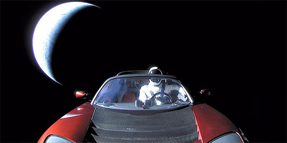 Илон Маск в этом году определенно превзошел сам себя и наконец запустил ракету Falcon Heavy в космос. Вместе с ней к звездам отправился и его личный автомобиль. А вы знаете, какой модели повезло стать первой машиной в космосе?