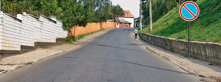 Билет № 19. Вопрос № 3. Разрешено ли осуществлять посадку (высадку) пассажиров либо загрузку (разгрузку) транспортного средства в зоне действия этого знака?