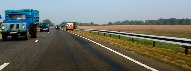 Билет № 26. Вопрос № 5. Такой вертикальной разметкой обозначают боковые поверхности ограждений: