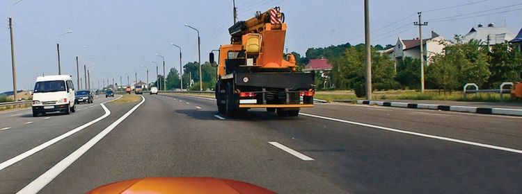 Билет № 19. Вопрос № 11. По какой полосе Вам можно продолжить движение в населенном пункте после опережения грузового автомобиля?