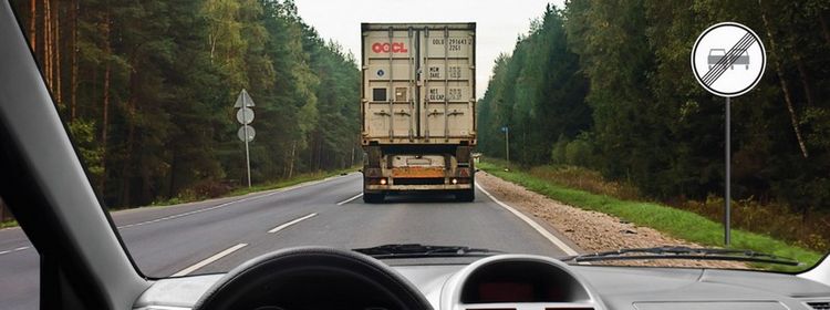 Билет № 34. Вопрос № 19. При движении по двухполосной дороге за грузовым автомобилем у Вас появилась возможность совершить обгон. Ваши действия?