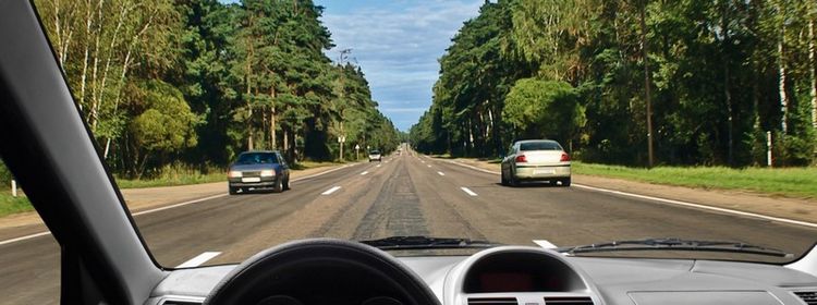 Билет № 34. Вопрос № 11. Можно ли Вам продолжить движение по средней полосе после опережения автомобиля, движущегося по правой полосе?