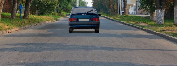 Билет № 13. Вопрос № 1. Соответствуют ли действия водителя Правилам, если он движется посередине дороги?