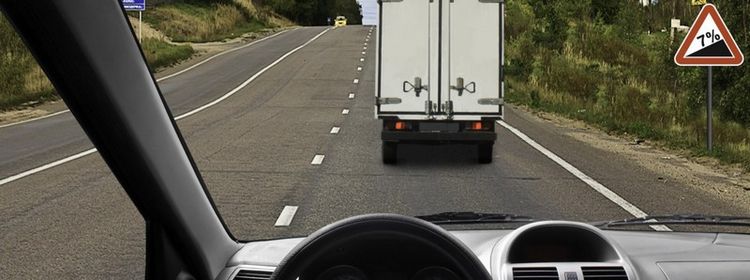 Билет № 7. Вопрос № 11. Разрешается ли Вам в конце подъема перестроиться на среднюю полосу для опережения грузового автомобиля?