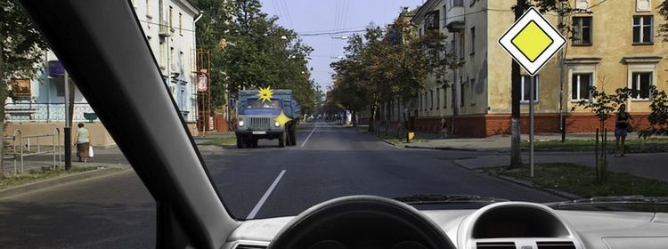 Билет № 18. Вопрос № 15. Вы намерены проехать ьперекресток в прямом направлении. В данной ситуации: