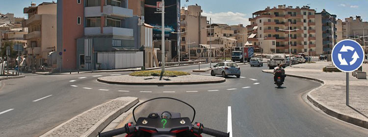 Билет № 10. Вопрос № 7. Вы намерены произвести разворот на перекрестке. Какие указатели поворота необходимо включить перед въездом на перекресток?