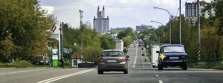 Билет № 16. Вопрос № 8. Обязан ли водитель автомобиля, который движется по левой полосе, уступить дорогу в данной ситуации?