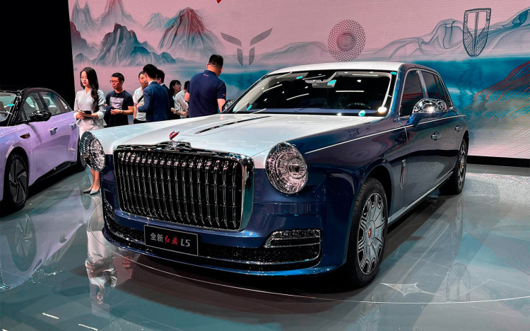 Большинство китайских автомобилей на российском рынке оснащены четырехцилиндровыми моторами. А сколько цилиндров у флагманского седана Hongqi L5?