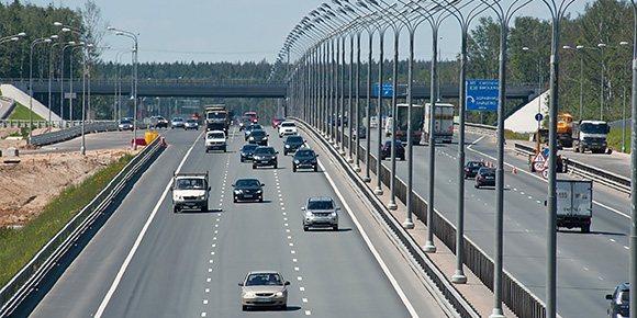 На российской части трассы М1 за пределами Московской области чаще всего попадаются номера серии...