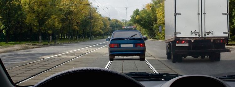 Билет № 23. Вопрос № 10. Разрешается ли Вам выехать на трамвайные пути встречного направления в данной ситуации?