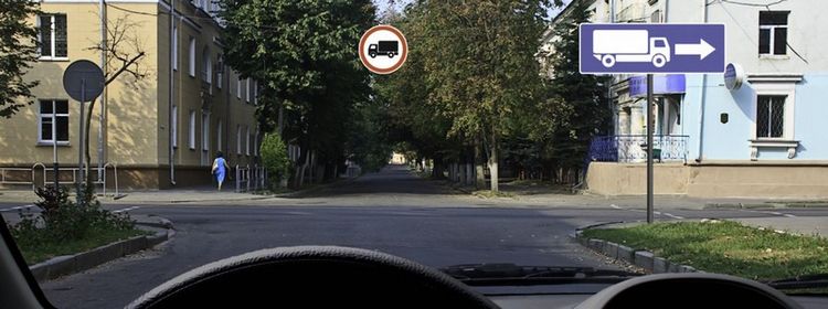 Билет № 10. Вопрос № 4. Вы управляете грузовым автомобилем с разрешенной максимальной массой не более 3,5 т. В каком направлении Вам разрешено дальнейшее движение?