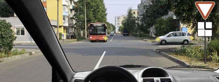 Билет № 29. Вопрос № 15. Кому Вы обязаны уступить дорогу при движении в прямом направлении?