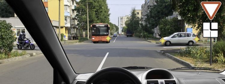 Билет № 26. Вопрос № 15. При движении прямо Вы обязаны уступить дорогу: