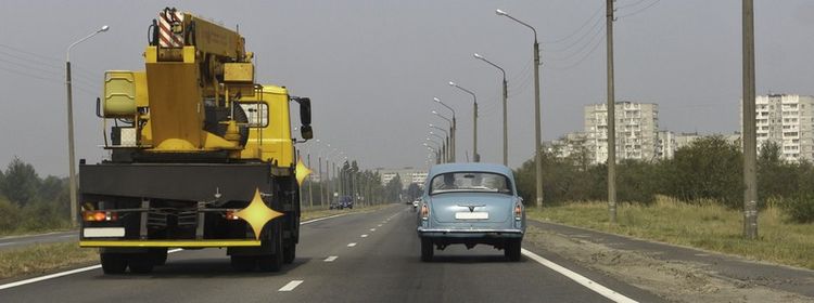 Билет № 7. Вопрос № 8. Обязан ли водитель легкового автомобиля уступить дорогу водителю грузового автомобиля?