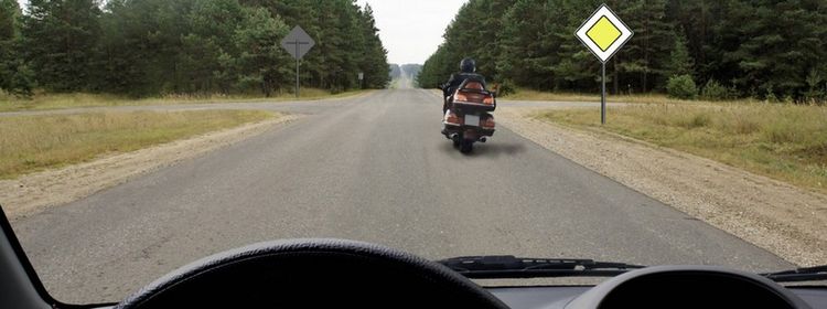 Билет № 4. Вопрос № 11. Разрешено ли Вам обогнать мотоцикл?