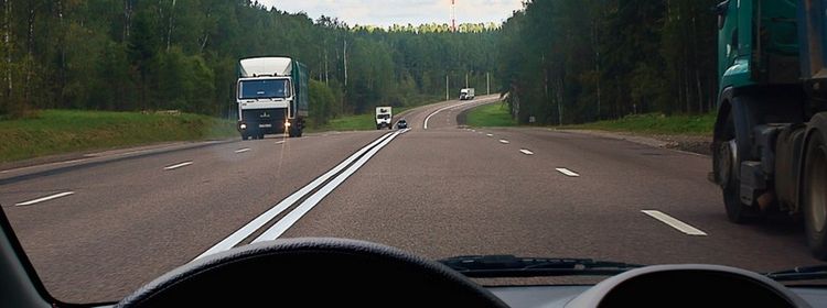 Билет № 9. Вопрос № 11. Можно ли Вам после опережения грузового автомобиля продолжить движение по левой полосе вне населенных пунктов?