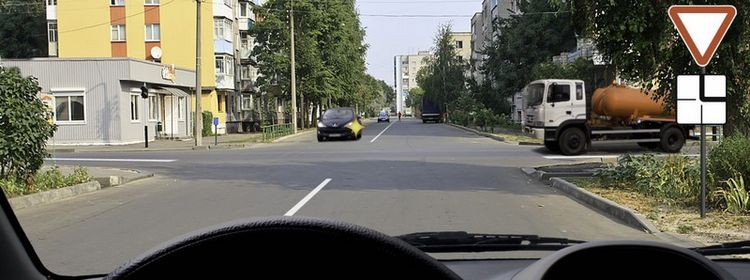 Билет № 33. Вопрос № 15. Вы обязаны уступить дорогу при движении прямо: