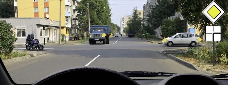 Билет № 39. Вопрос № 15. Кому Вы должны уступить дорогу при движении прямо?