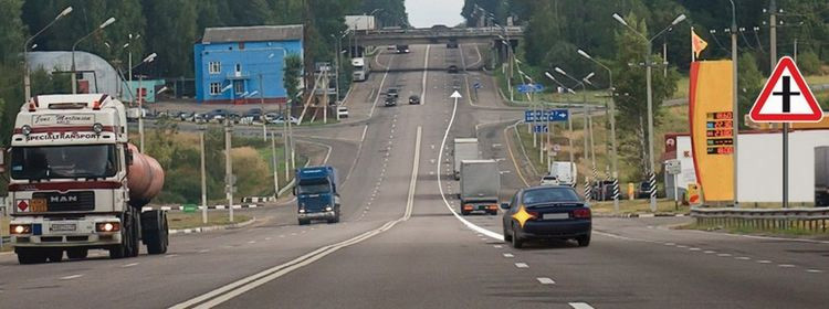 Билет № 1. Вопрос № 11. Можно ли водителю легкового автомобиля выполнить опережение грузовых автомобилей вне населенного пункта по такой траектории?