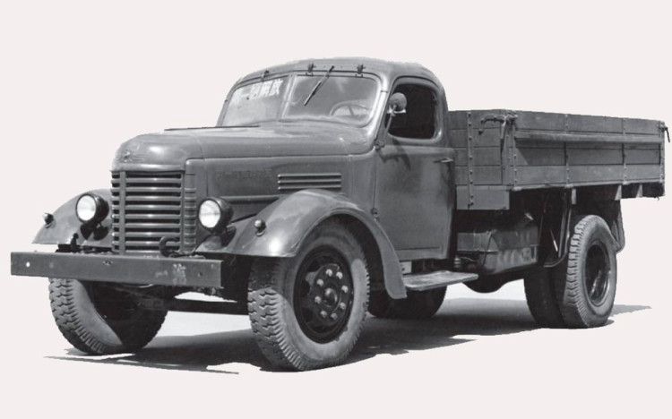 Начнем с простого. Первым китайским серийным автомобилем стал Jiefang CA-10. Это копия советского грузовика, но какого?