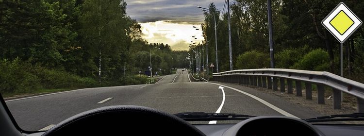 Билет № 33. Вопрос № 12. Разрешено ли Вам поставить автомобиль на стоянку в этом месте при наличии узкой обочины?